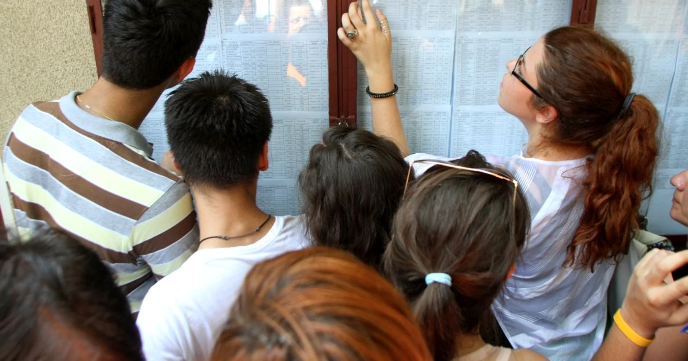 Absolvenţii de liceu se înghesuie să-şi depună dosarele pentru a se înscrie la facultate      FOTO: Mediafax