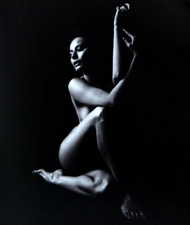 Laura Cosoi a pozat goală pentru noua ei carte