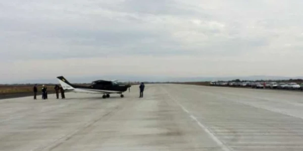 Pista aeroportului Braşov stă nefolosită de aproape doi ani. FOTOArhivă.