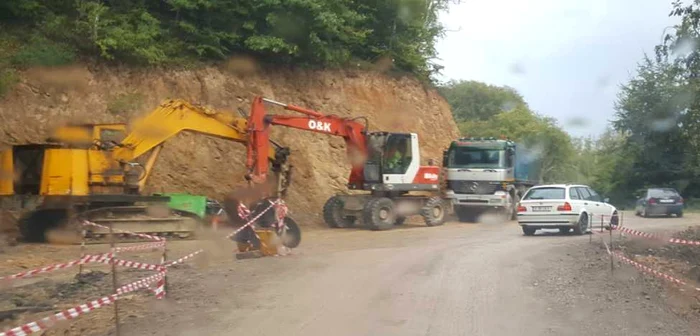 Drumul spre Mănăstirea Prislop este în şantier din toamna lui 2015. FOTO: Daniel Guţă. ADEVĂRUL.