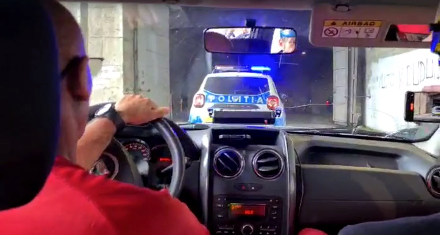 Poliția a deschis, în weekend, drumul autoutilitarei Salvamont. FOTO captură video Salvamont Argeș
