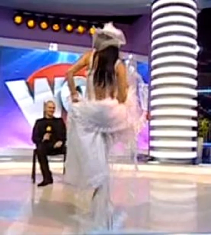 Roxana şi-a început dansul cu mişcări foarte senzuale (captură: Kanal D)