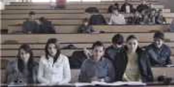 Studenţii Universităţii din Piteşti s-au trezit la alt profil