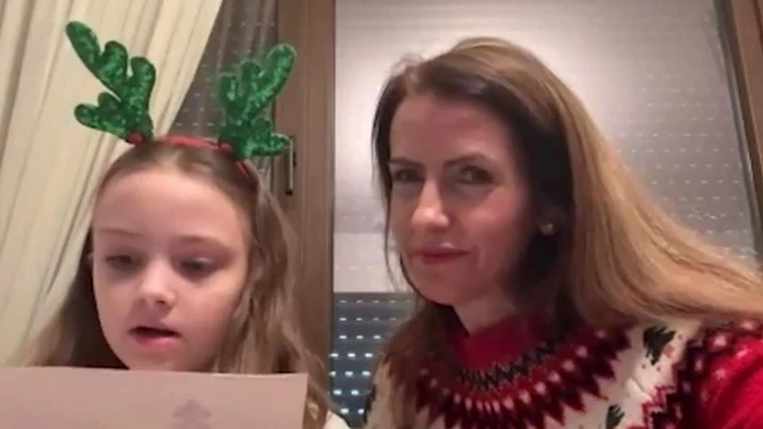 Isabela, alături de mama sa, Ramona. Sursa foto: captură video Antena 3 CNN