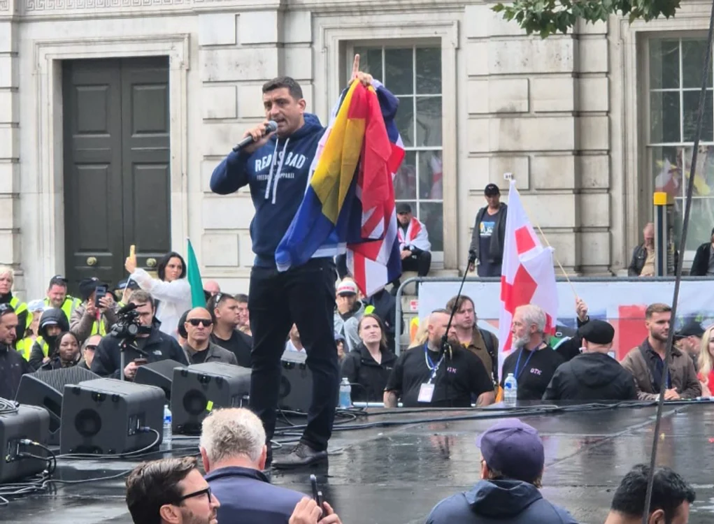 George Simion a urcat pe scena în mijlocul protestelor de extremă dreapta / Sursa foto: Stiripesurse