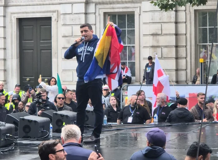 George Simion a urcat pe scena în mijlocul protestelor de extremă dreapta / Sursa foto: Stiripesurse
