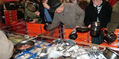 Ploieștenii au cumpărat cât de multe tigăi au putut prinde. Foto Alex Policală