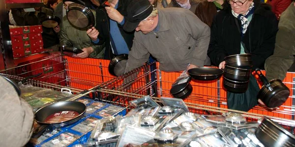 Ploieștenii au cumpărat cât de multe tigăi au putut prinde. Foto Alex Policală