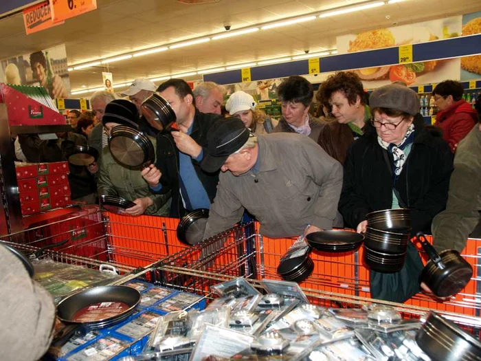 Ploieștenii au cumpărat cât de multe tigăi au putut prinde. Foto Alex Policală