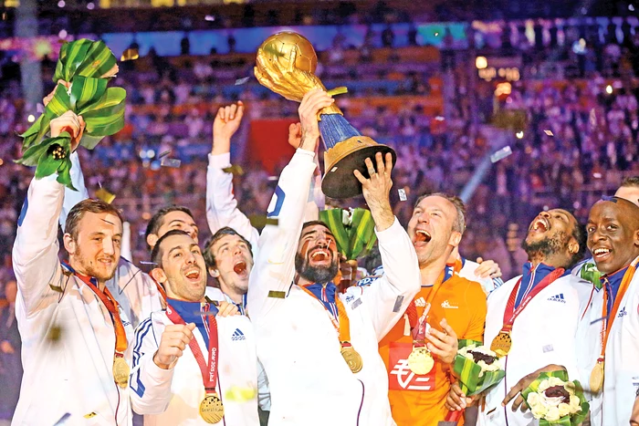 
    Karabatici a ridicat deasupra capului trofeul mondial câştigat de FranţaFoto: Guliver/GettyImages  