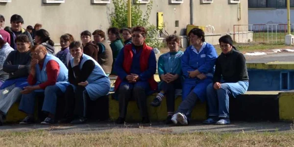 Angajații au protestat în fața sediului societății