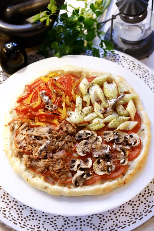 
    Pizza cu patru umpluturi  