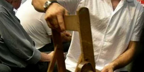 Agresorul l-a lovit cu un scaun pe patronul barului