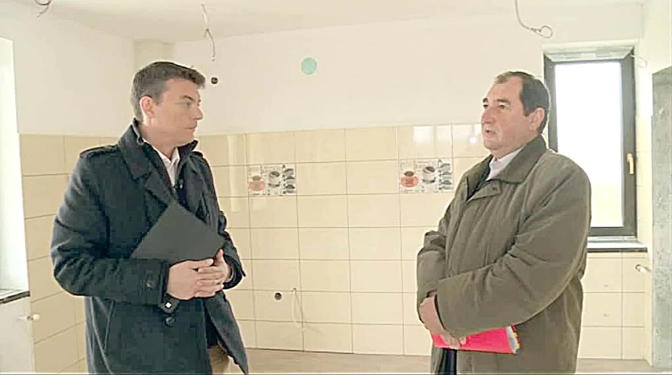 
    Locuitorii unui cartier nu au curent, iar primăria duce lipsă de fonduri  
