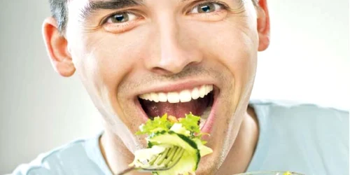 Pentru o masă consistentă, adaugă salatei nuci sau soia   