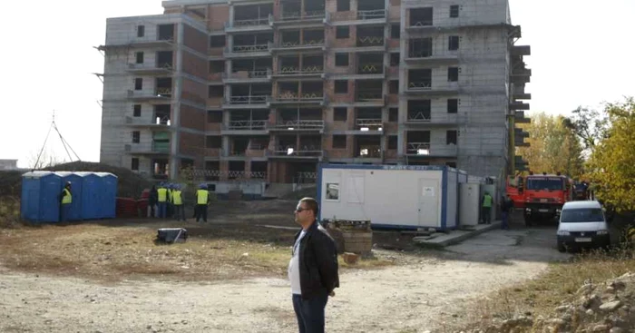 Muncitorul a murit sub dărâmături