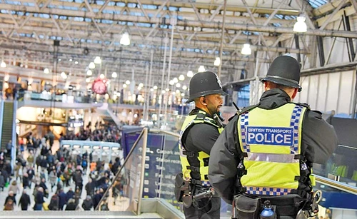 Panică pe aeroporturile Heathrow și Gatwick! Efectivele de pază au fost suplimentate