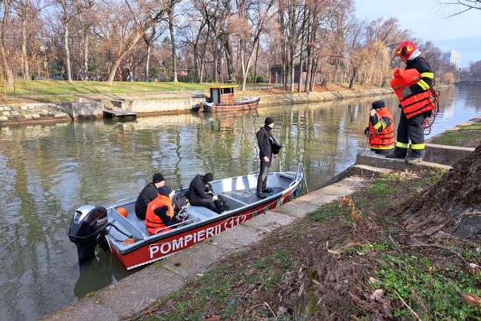 Pompierii au acționat pe Bega FOTO ISU Timiș