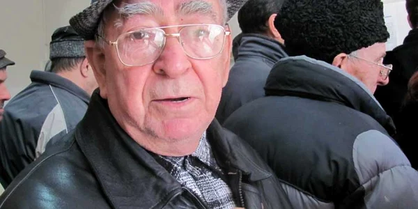 Dumitru Constantin, pensionar, are de plătit 300 de lei pentru dividende de nici 3 lei