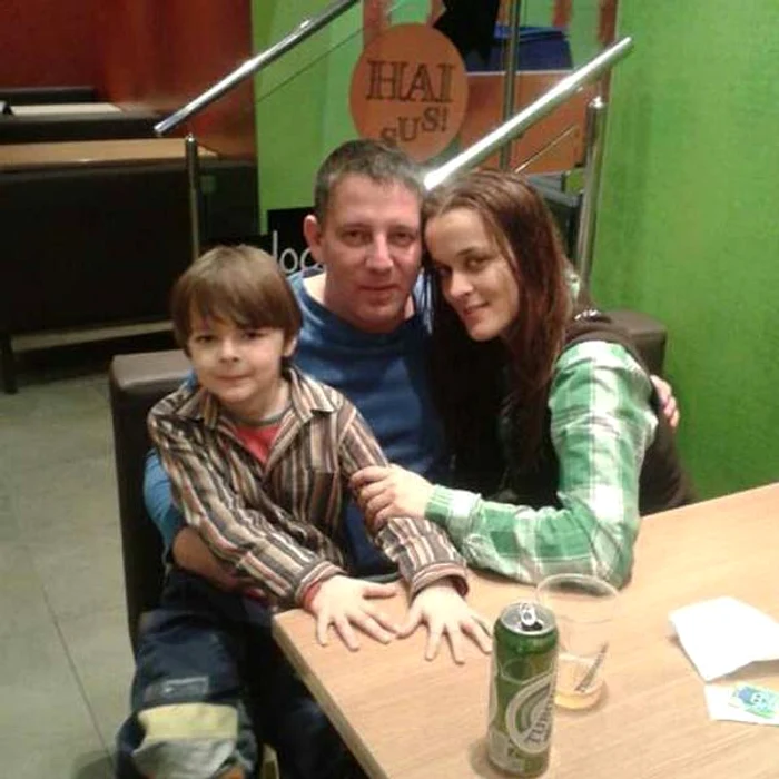 Costin, alături de Samira și băiatul acesteia