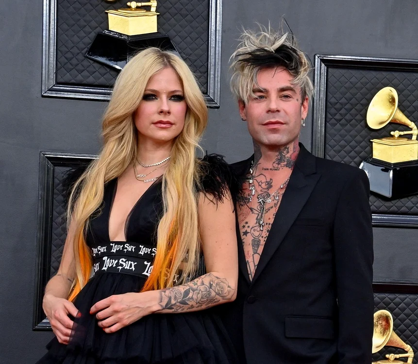 1 avril lavigne a anuntat ca s a logodit cu iubitul sau cantaretul mod sun 6 jpg jpeg