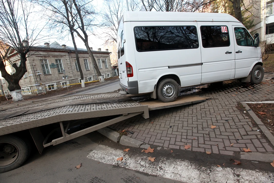 Microbuzul 114 înfipt în copac e luat de o autospecială