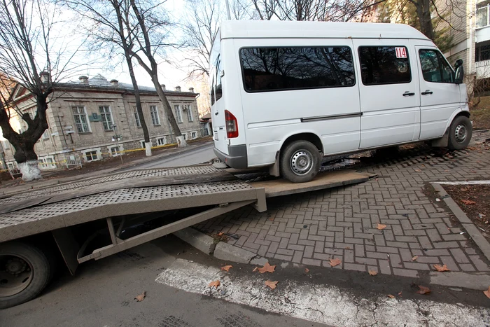 Microbuzul 114 înfipt în copac e luat de o autospecială