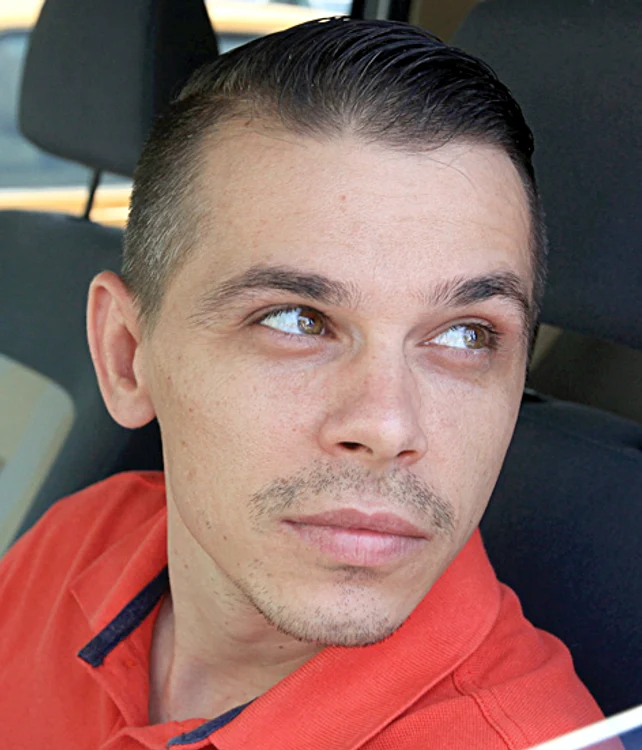 
    Marti, ora 17.00 - Asfaltul se surpă brusc pe o distanţă de câţiva metri  