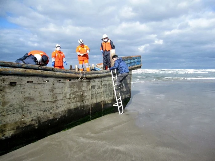 Una dintre bărcile care au eşuat anul trecut pe coastele japoneze FOTO AFP