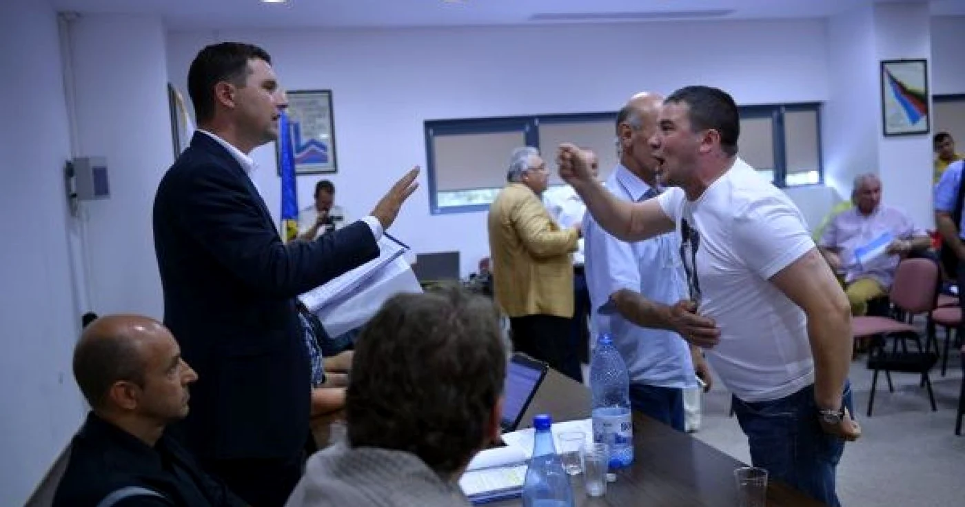 
		    Gazeta Sporturilor | Jean Pavel îl apostrofează pe Tanczos Barna, reales preşedinte al FR Hochei pe Gheaţă