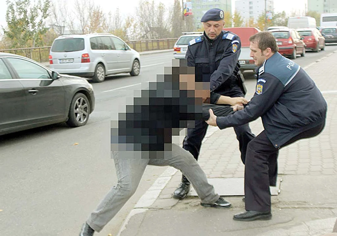 Unul dintre suspecţi a refuzat să vină la secţie şi a fost luat pe sus pe poliţişti