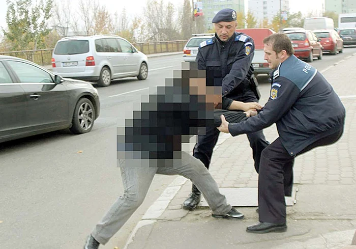 Unul dintre suspecţi a refuzat să vină la secţie şi a fost luat pe sus pe poliţişti