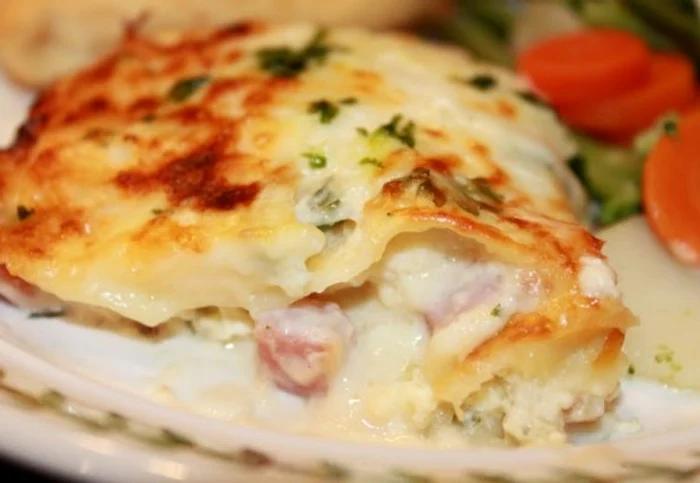 Descoperă o reţetă de lasagna cu pui și sos cremos!clickpoftabuna.ro