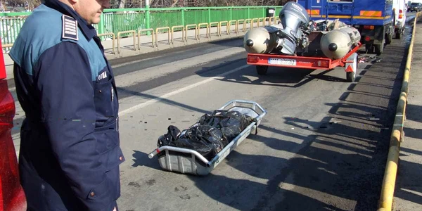 Cadavrul a fost scos cu ajutorul unor frânghii