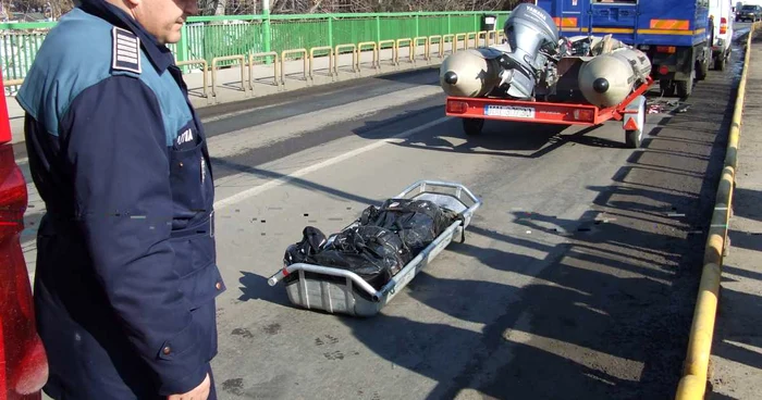 Cadavrul a fost scos cu ajutorul unor frânghii