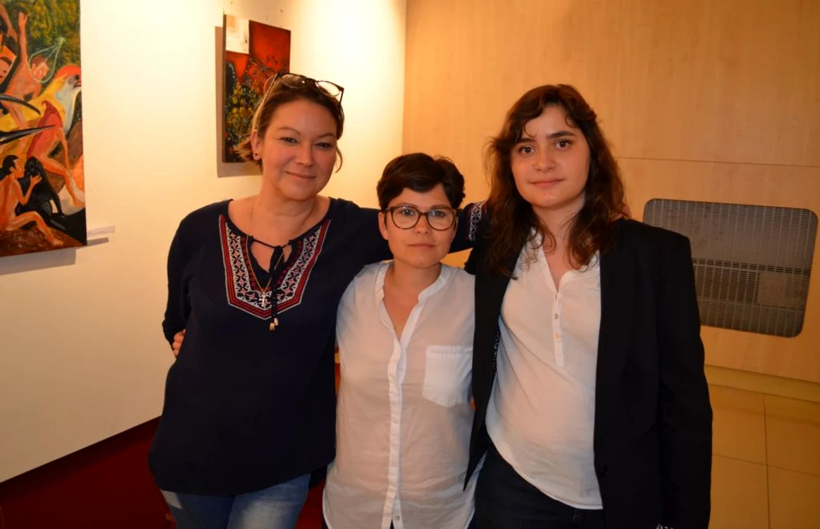 Veronique  (stânga), Marion (centru) şi Laura (dreapta), au fost adoptate din România de trei familii de francezi în anii '70 - '80. Doar Marion şi-a regăsit părinţii biologici FOTO Denisa Adela David