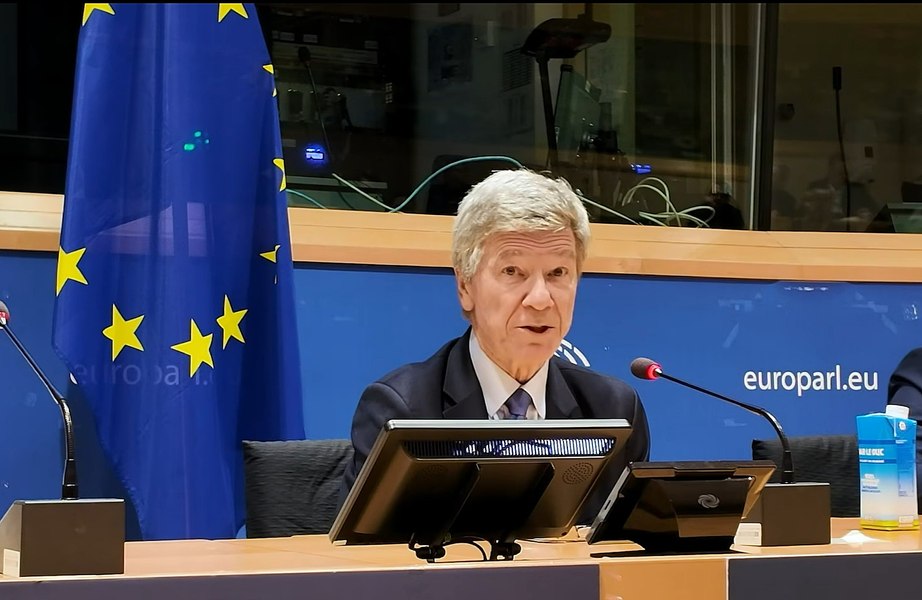 „Europa nu apără Ucraina, o distruge”, avertizează economistul Jeffrey Sachs. De ce crede că strategia Bruxellesului pentru Kiev este o greșeală