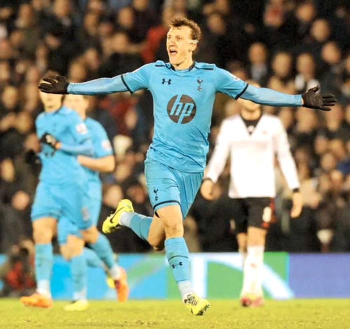 Vlad Chiricheş a devenit căpitanul naţionalei României şi câştigă la Tottenham 130.000 de euro pe lună