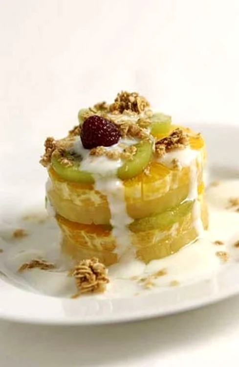 fructe tropicale cu crema de miere si iaurt jpeg
