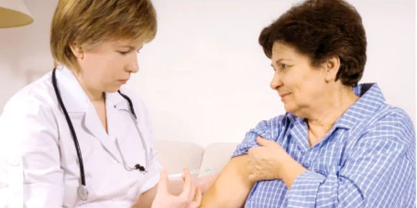 Persoanelor cu boli cronice le este indicată vaccinarea pentru evitarea complicaţiilor