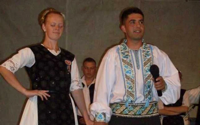 Dansatoarea ansamblului „Spicul” din Olari, Maria Boloş, a fost cerută în căsătorie de solistul aceluiaşi grup folcloric, Bogdan Tagarcea