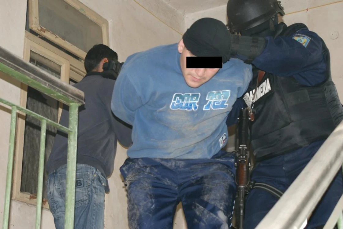 Tânărul a fost imobilizat de jandarmi