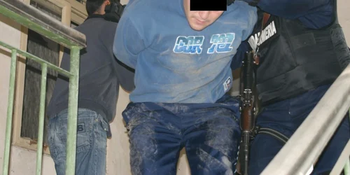 Tânărul a fost imobilizat de jandarmi