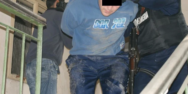 Tânărul a fost imobilizat de jandarmi