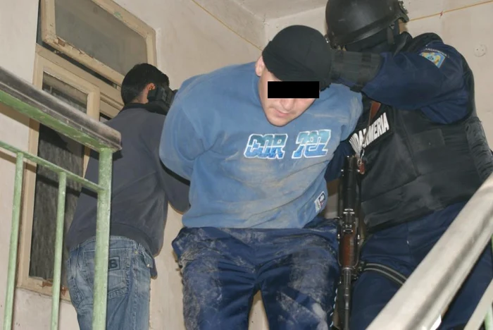 Tânărul a fost imobilizat de jandarmi