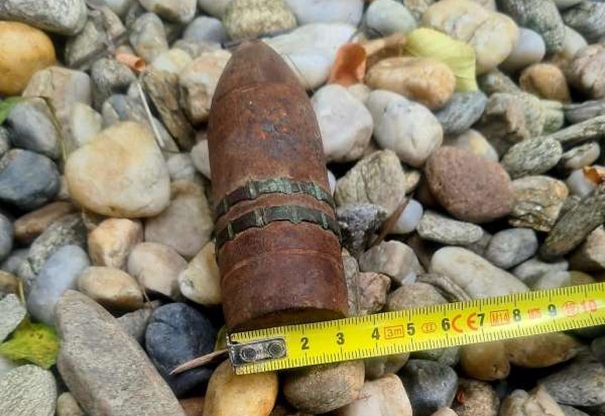 Proiectil exploziv, găsit în podul unei case de un bărbat din Giurgiu care decoperta acoperişul