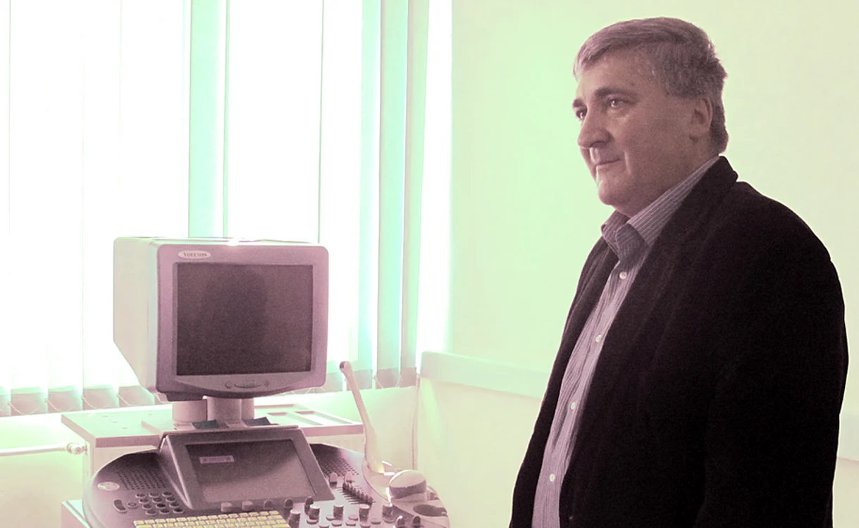 Dumitru Secăşan, alături de ecograful de înaltă fidelitate care a costat 100.000 de euro