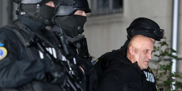 Horatiu Potra este escortat de politisti la IPJ Prahova  Foto Inquam Photos  George Calin (2) jpg