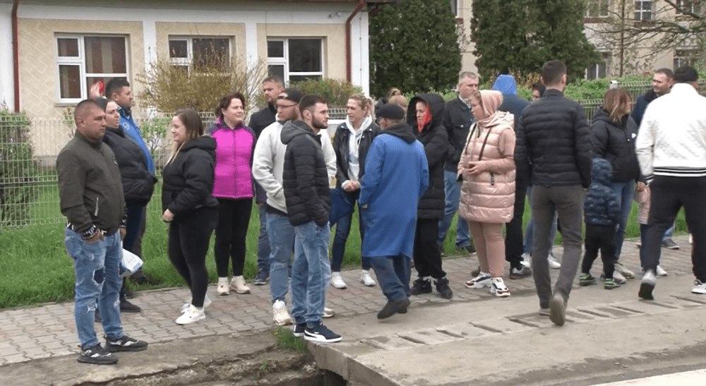 Protest cu lumânări aprinse la Leţcani. Zeci de oameni s-au adunat în locul unde un copil de 3 ani a fost ucis de un TIR
