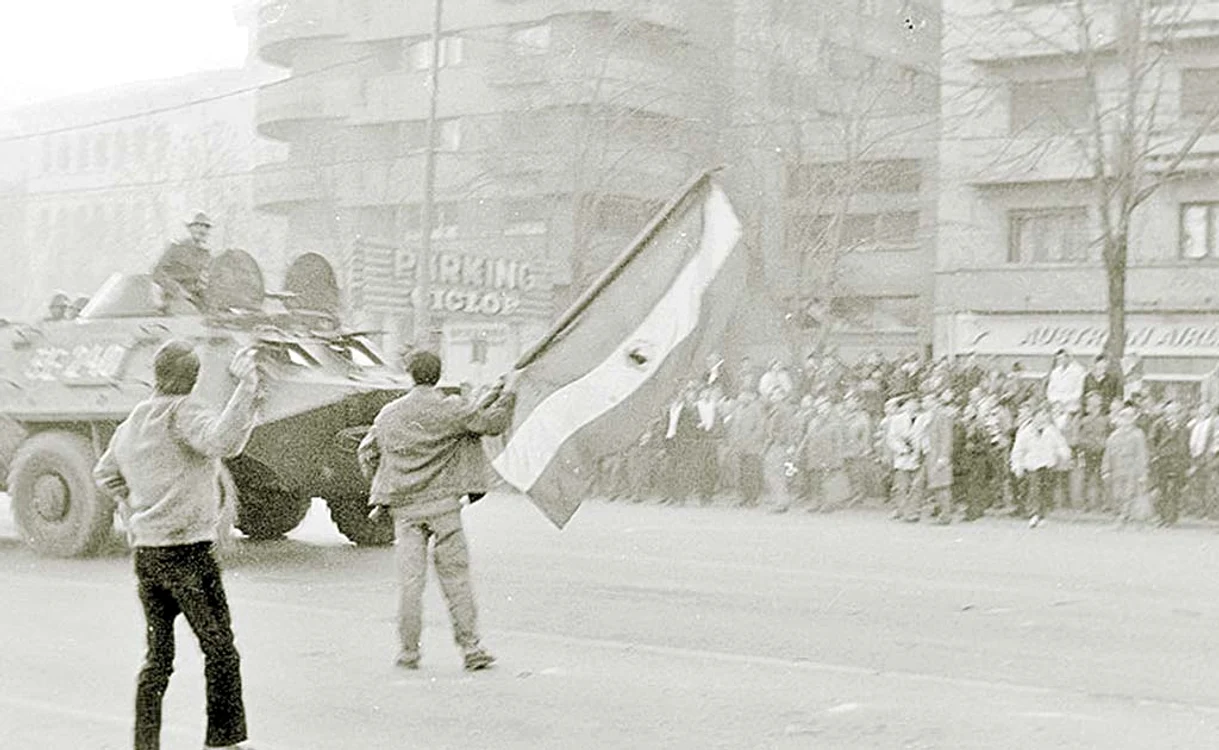 
    21 decembrie 1989, Bulevardul Magheru:  bucureştenii au ieşit cu mâinile goale în  faţa tancurilor şi a TAB-urilor  